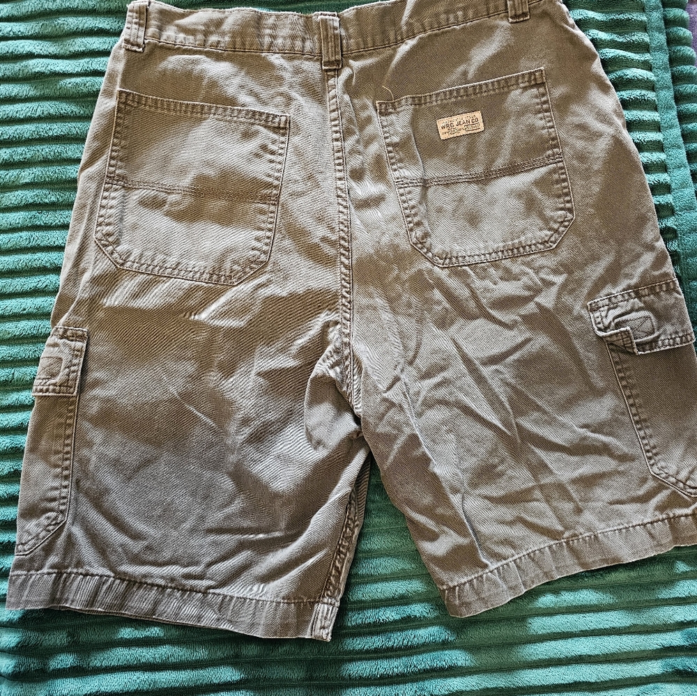 Wrangler Men's Olive and Gray Cargo Shorts - Picture 12 of 12